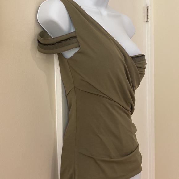 Bebe army green one sleeve top with chrome zipper accent size small - Picture 5 of 9